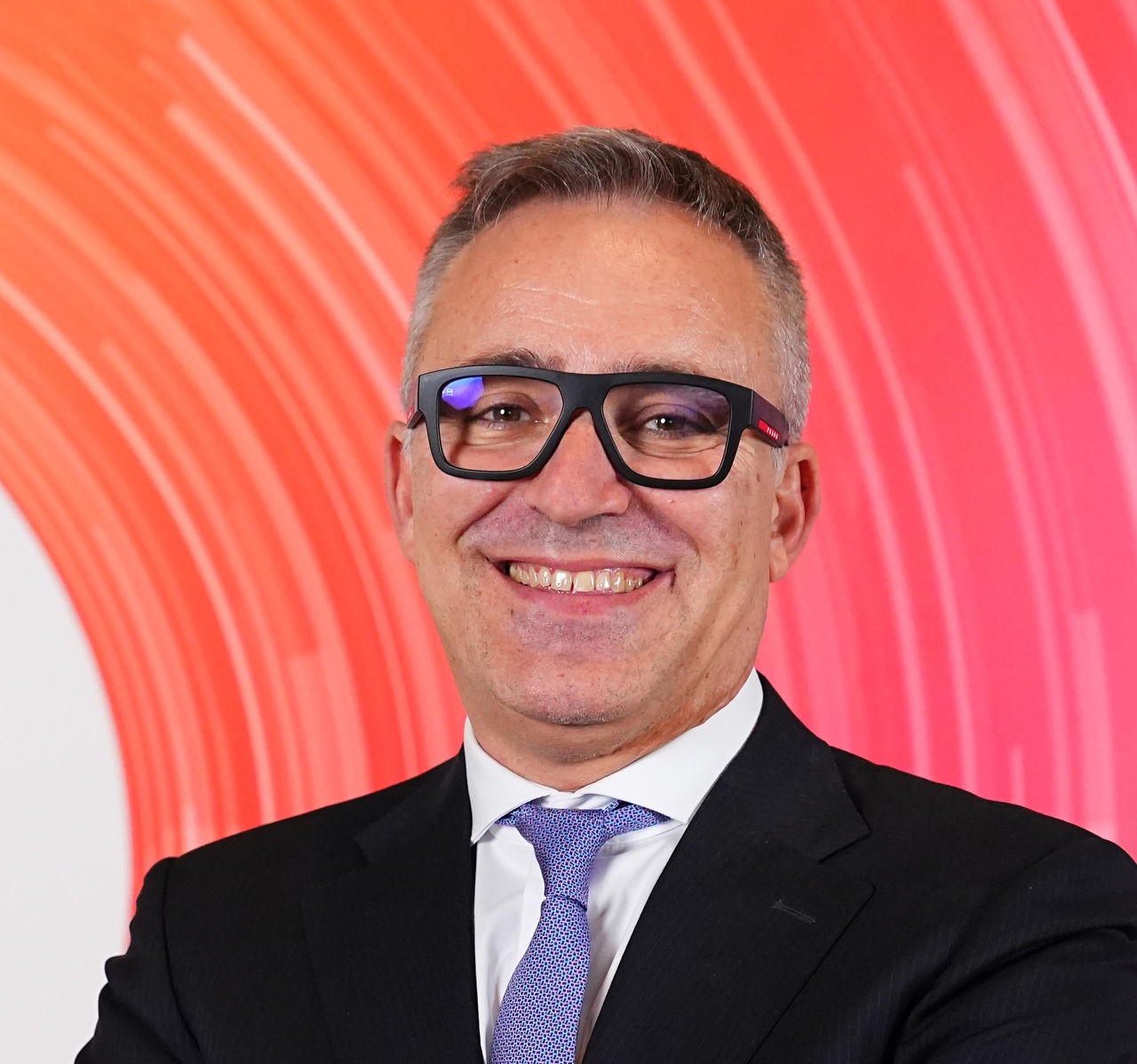 Fotografia astratta con icona di una persona su sfondo in cui sono presente delle onde grafiche